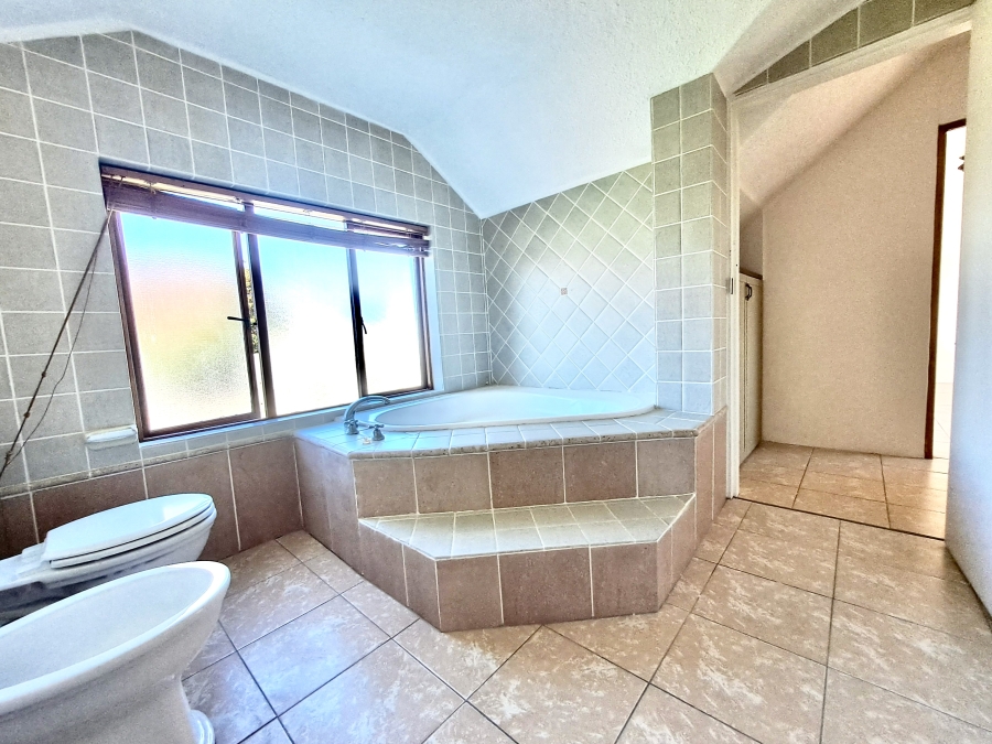 To Let 5 Bedroom Property for Rent in Grotto Bay Western Cape